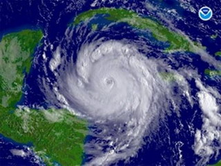 Шторм "Алекс" превратился в ураган первой категории опасности